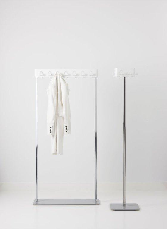 Flow Square Garderobenständer von Cascando: Moderner Garderobenständer aus Chrom mit weißem Aufhänger und weißem Blazer.