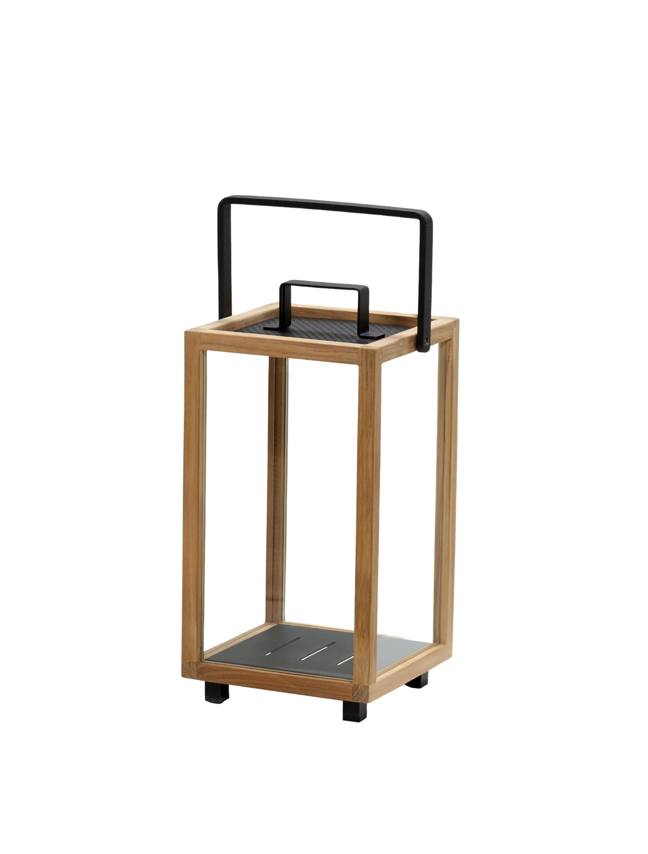Cane-Line Lighthouse Teak Laterne klein mit schwarzem Griff und Teakholzrahmen.