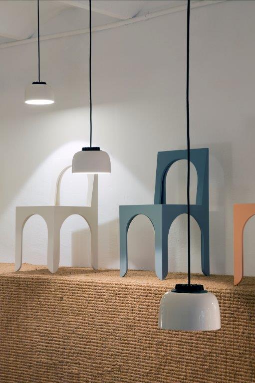 Headhat Keramik Pendelleuchte von Santa & Cole, weiße Hängelampe mit Keramikschirm.