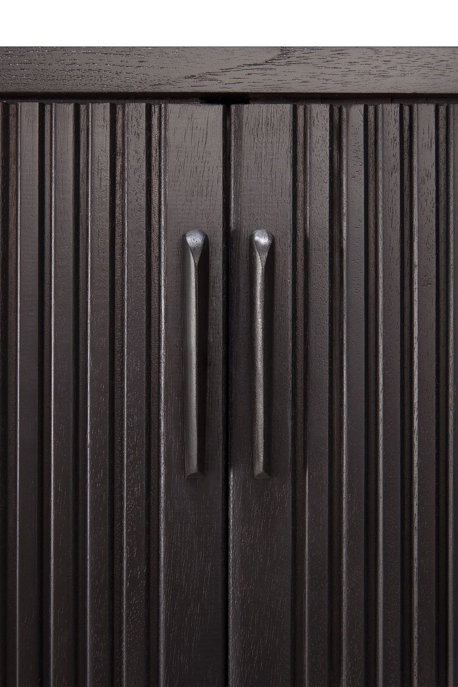 Detailaufnahme der Türen der schwarzen Teakholz Roller Max TV Anrichte mit geriffelter Oberfläche.