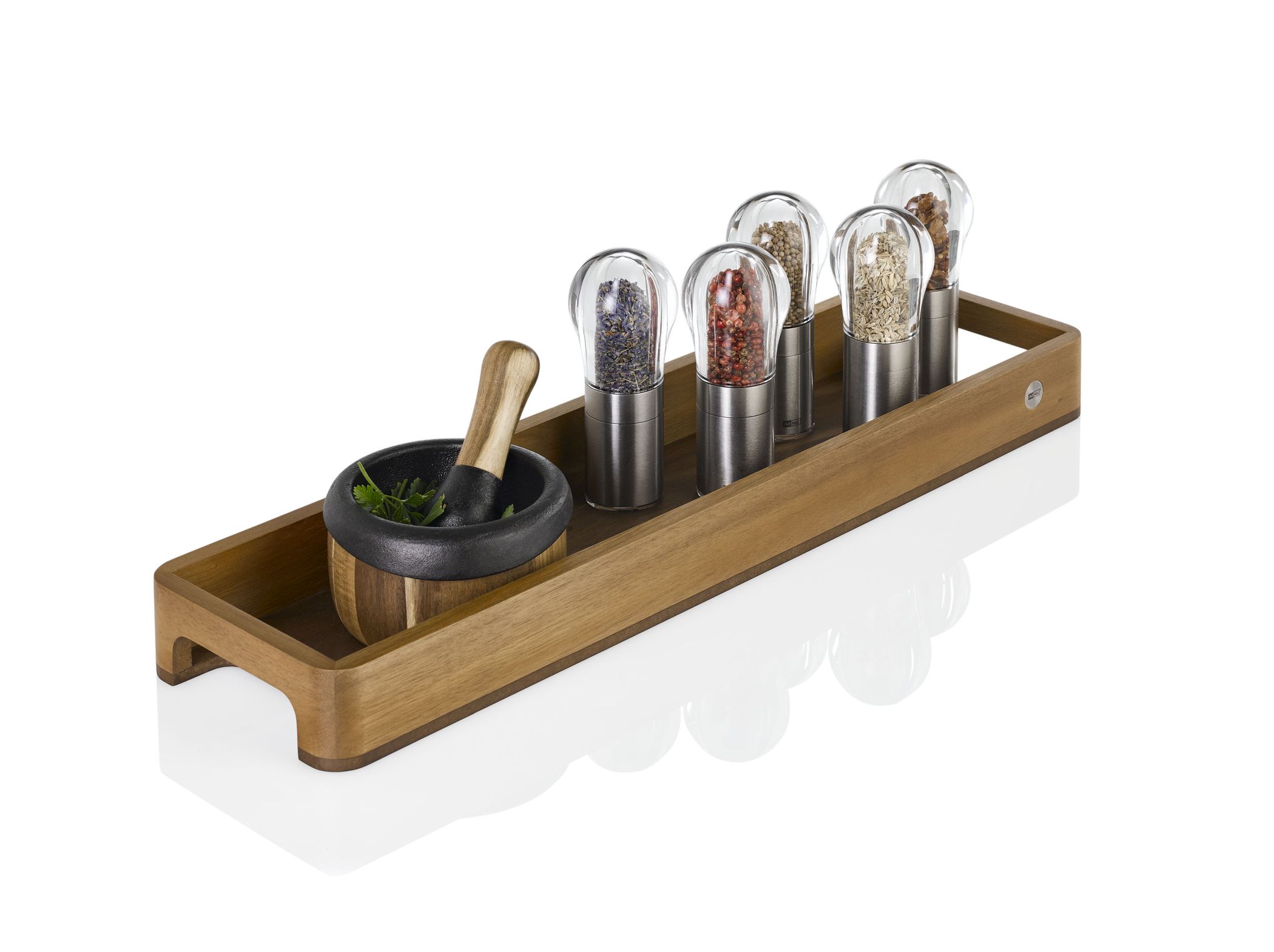 AdHoc Serve Slim Dekotablett mit Mörser, Stößel und Gewürzmühlen aus Glas und Edelstahl.
