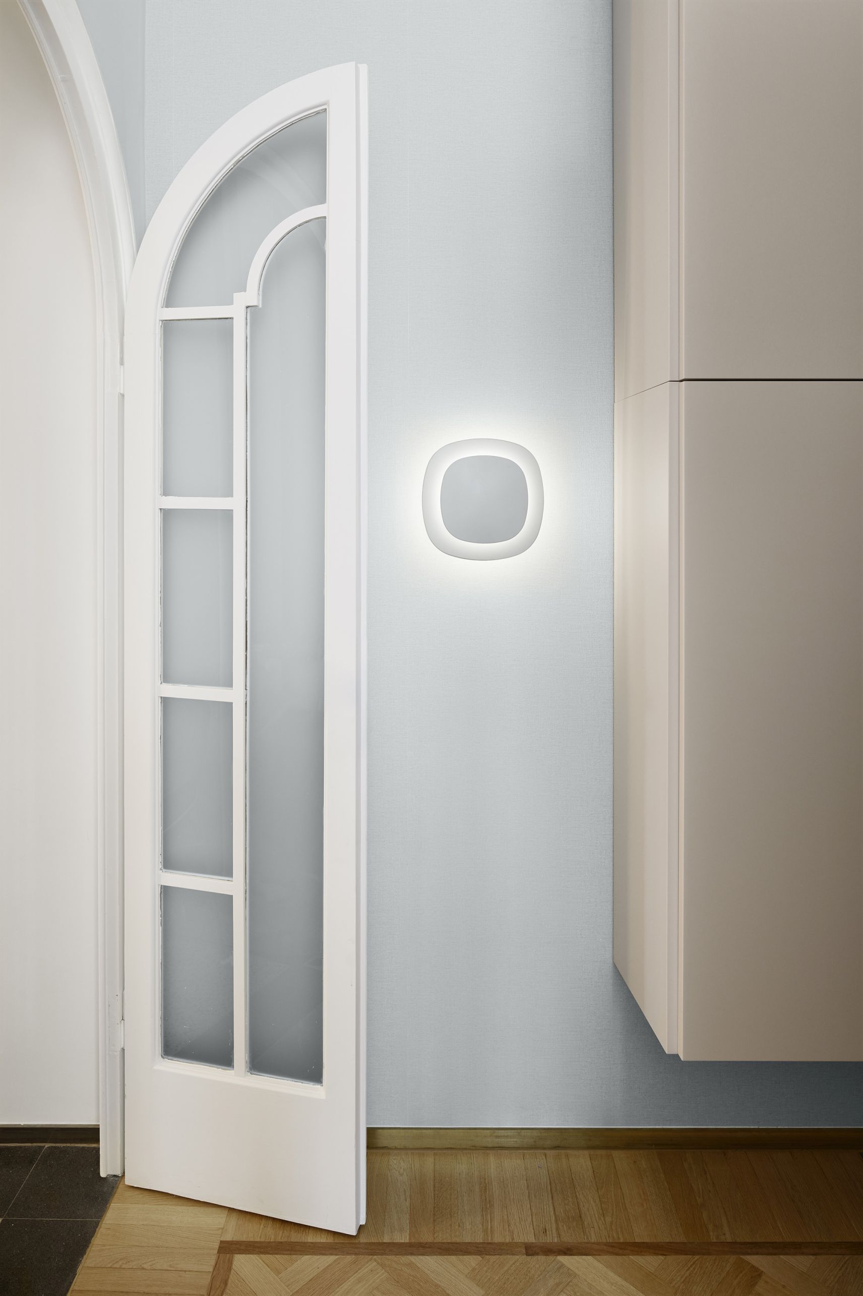 Nahaufnahme der D85 Luthien Wandleuchte von Luceplan, modernes Design, sanftes Licht.