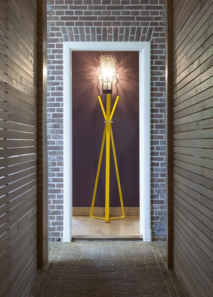 Gelbe Bend Standgarderobe von Cascando im Flur, moderne Garderobenständer für Büro und Zuhause.