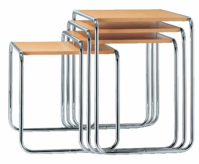 Bild von drei ineinander geschobenen Thonet Beistelltischen B 9 mit verchromtem Stahlrohrgestell und Holzplatte.