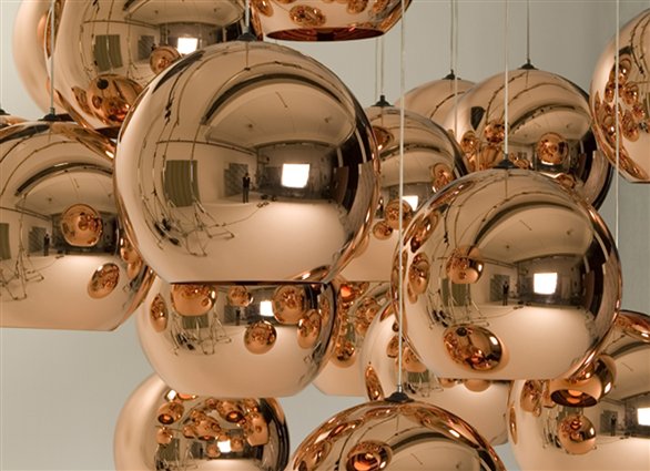 Nahaufnahme der Copper Pendelleuchten von Tom Dixon, runde LED-Leuchten in Kupferoptik.