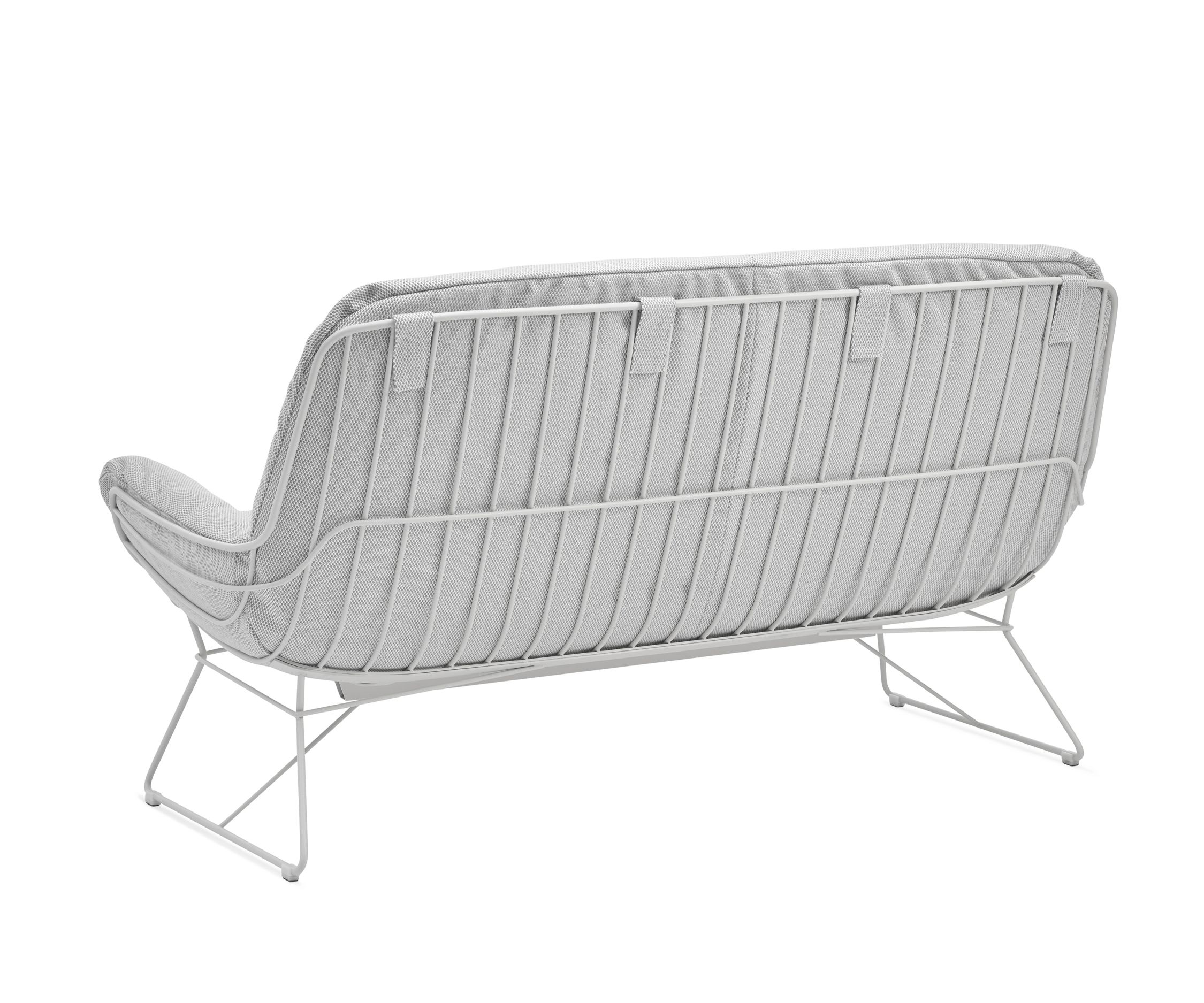 Rückansicht der Leyasol Lounge Couch von Freifrau Manufaktur, modernes Design mit grauem Stoffbezug.