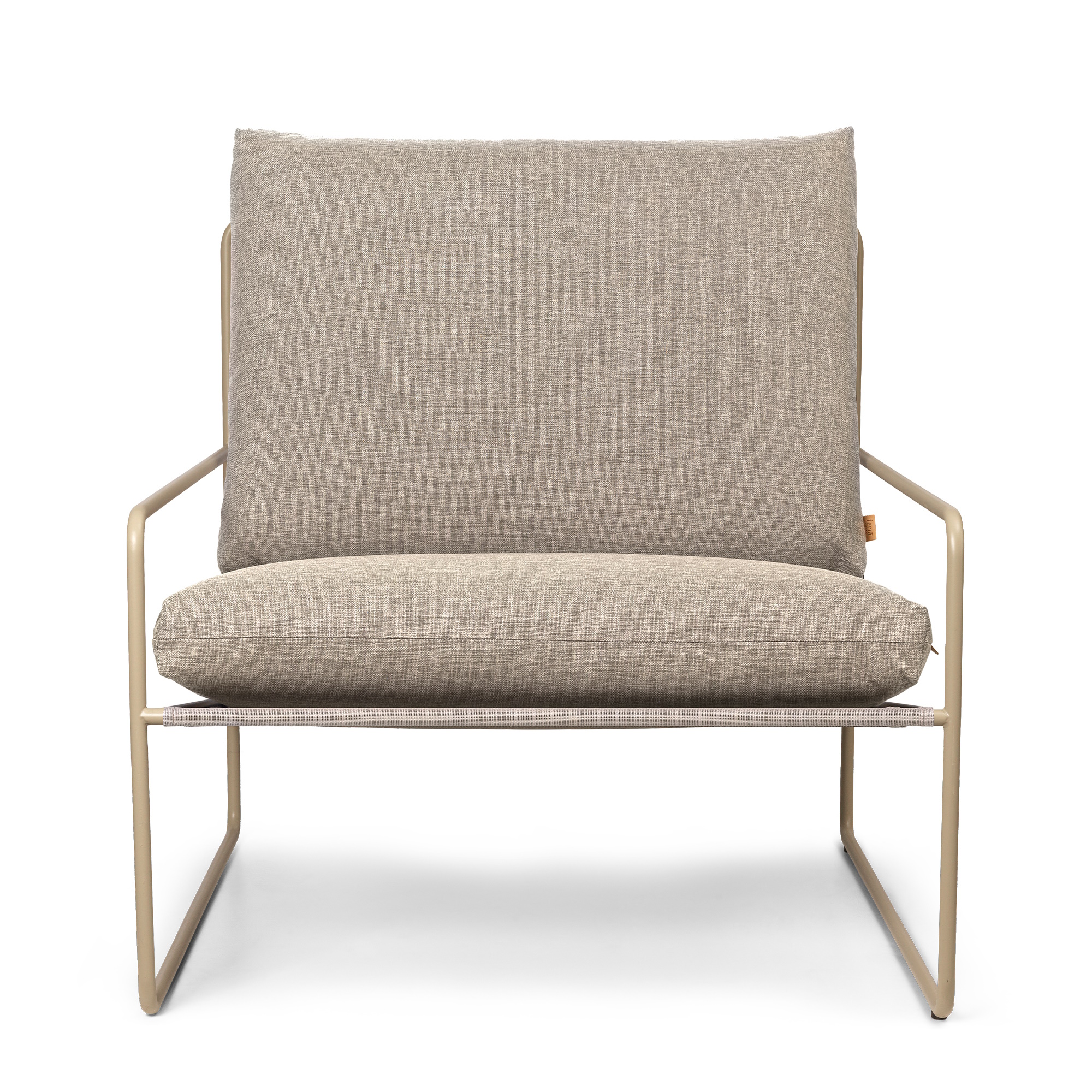 Desert Sessel von Ferm Living, 1-Sitzer Outdoor Möbel mit Cashmere-farbenem Gestell.