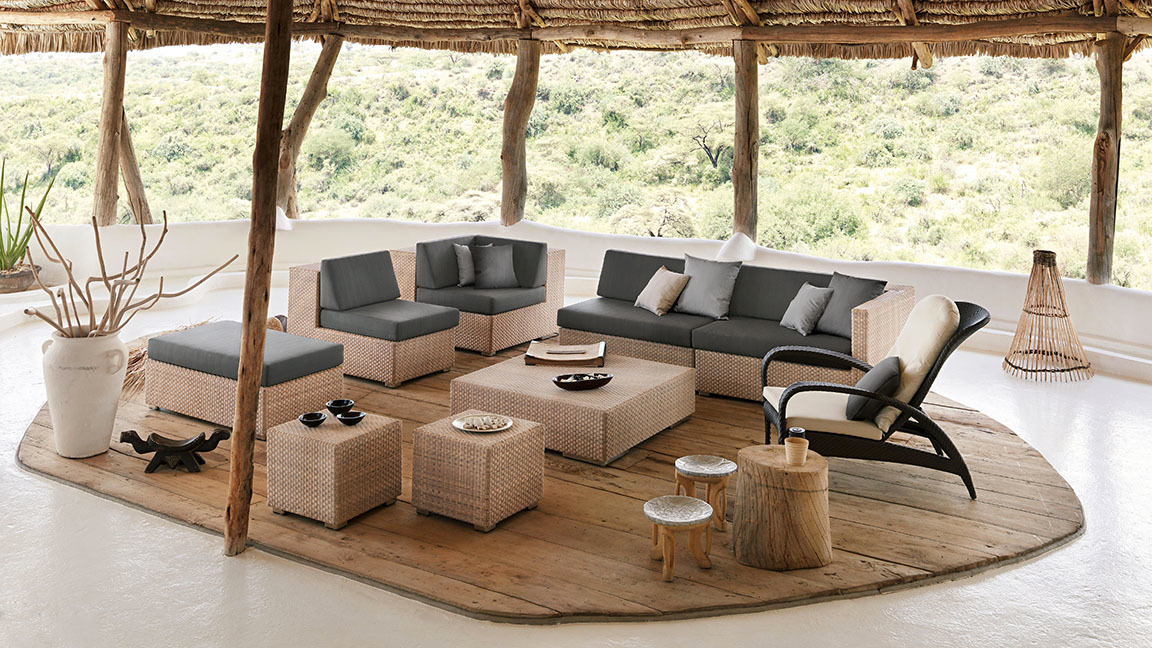 Dedon Lounge Modul Rechts: Gartenmöbel Set aus Rattan mit grauen Kissen auf Holzterrasse.