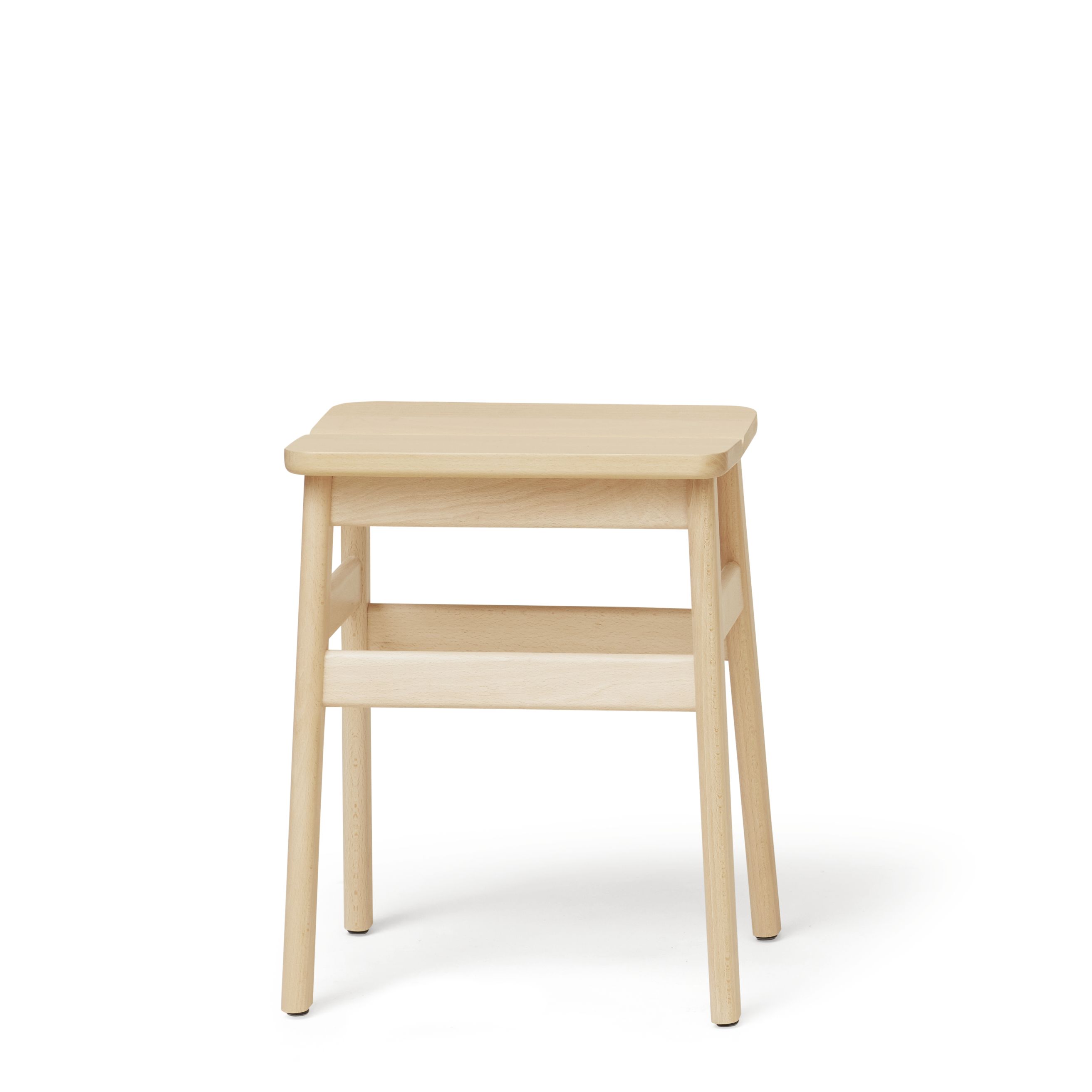 Angle Standard Hocker von Form & Refine aus hellem Holz, freistehend auf weißem Hintergrund.