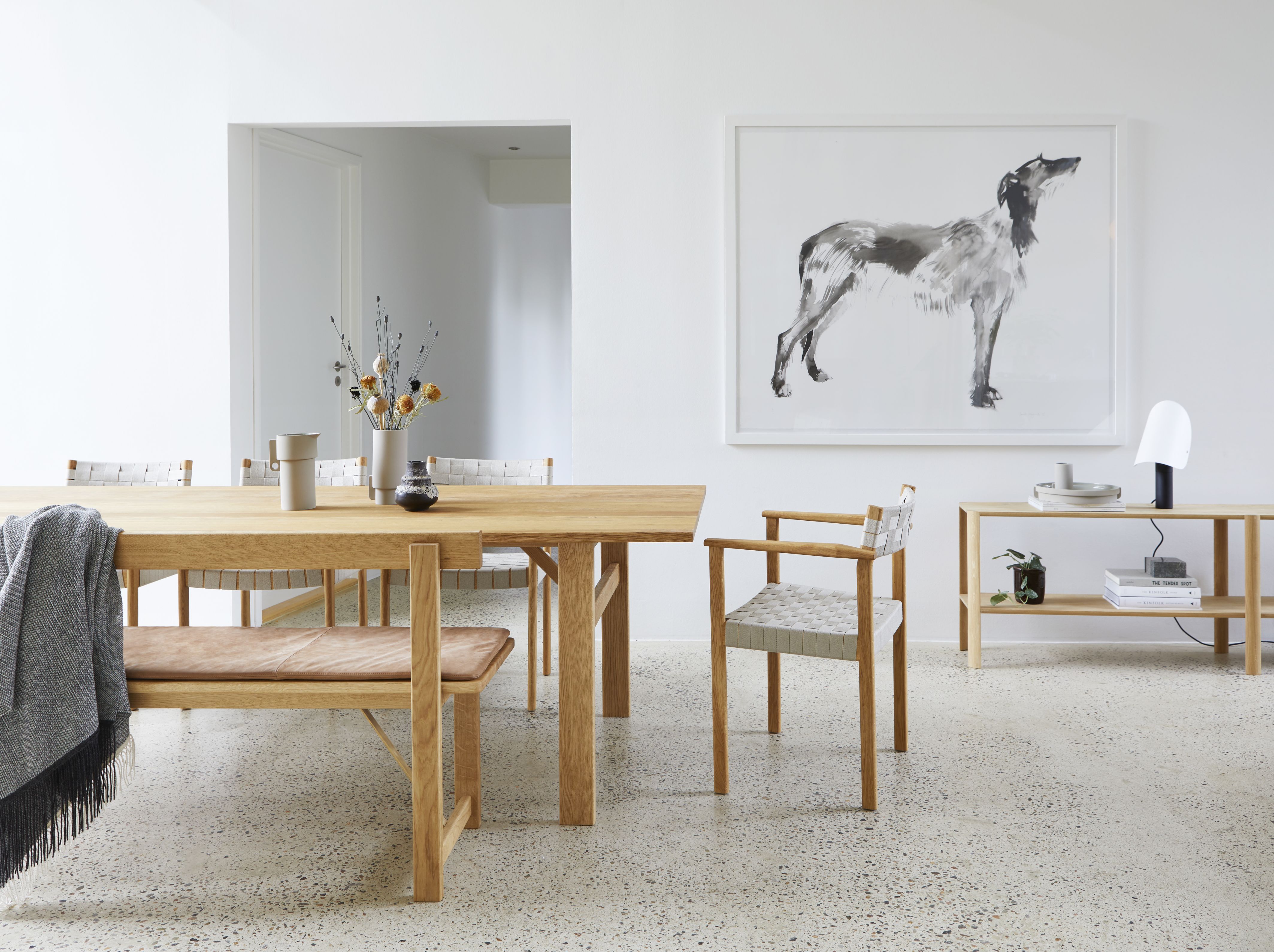 Helles Esszimmer mit Form & Refine Leaf Regal aus geölter Eiche und passenden Möbeln.