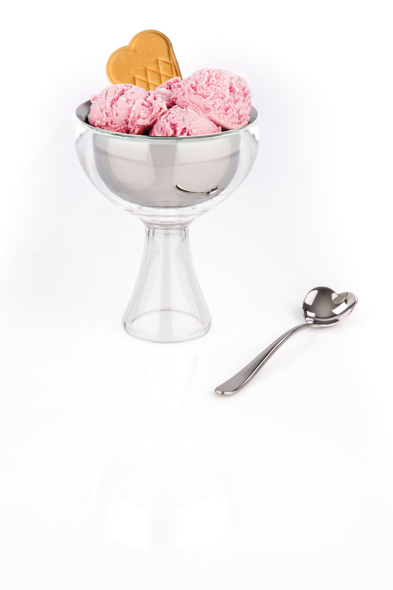 Alessi Big Love Eisbecher mit rosa Eis, Herz-Waffel und Löffel auf weißem Hintergrund.