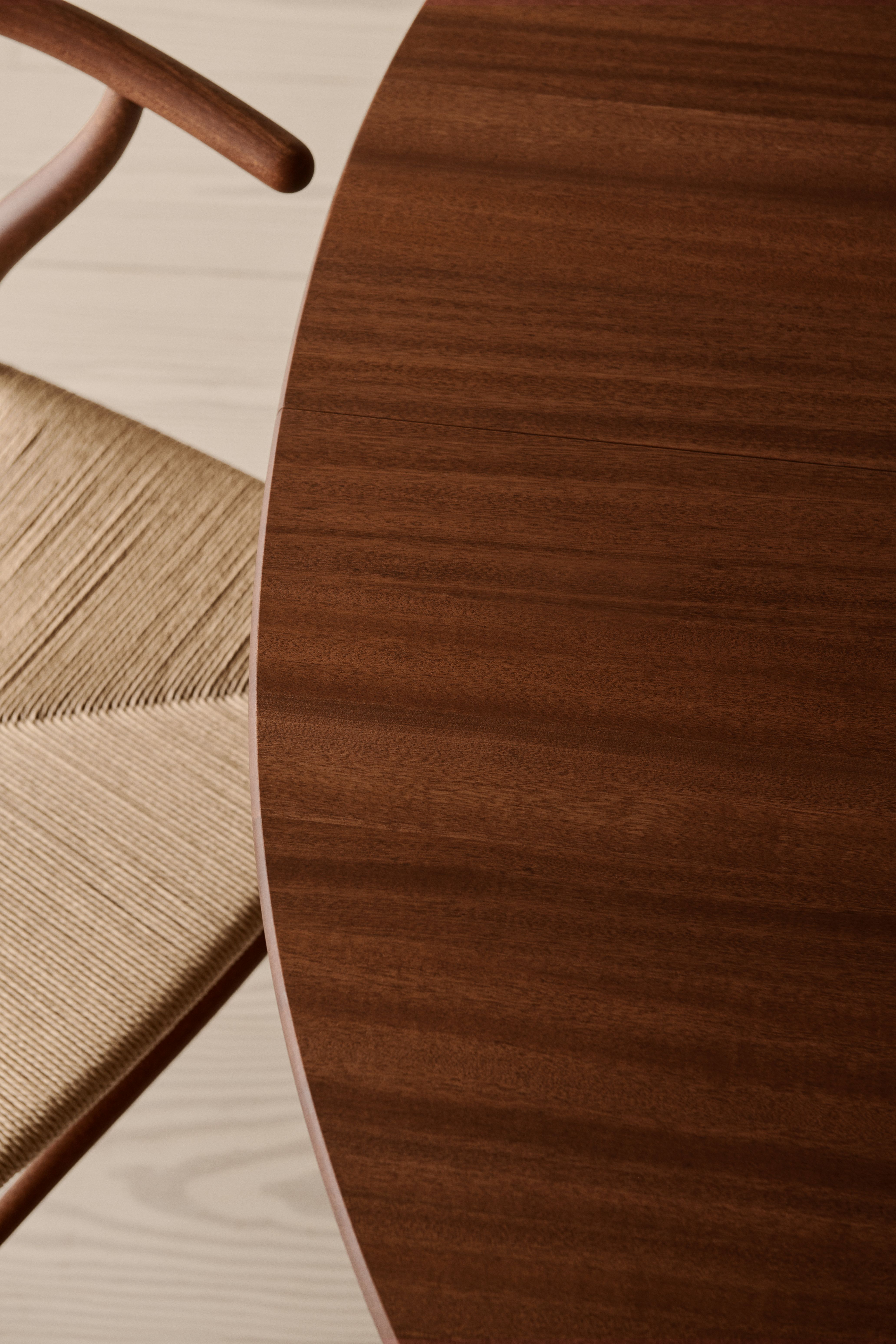 Detailaufnahme: CH337 Esstisch aus Walnuss geölt von Carl Hansen & Søn mit Stuhl.