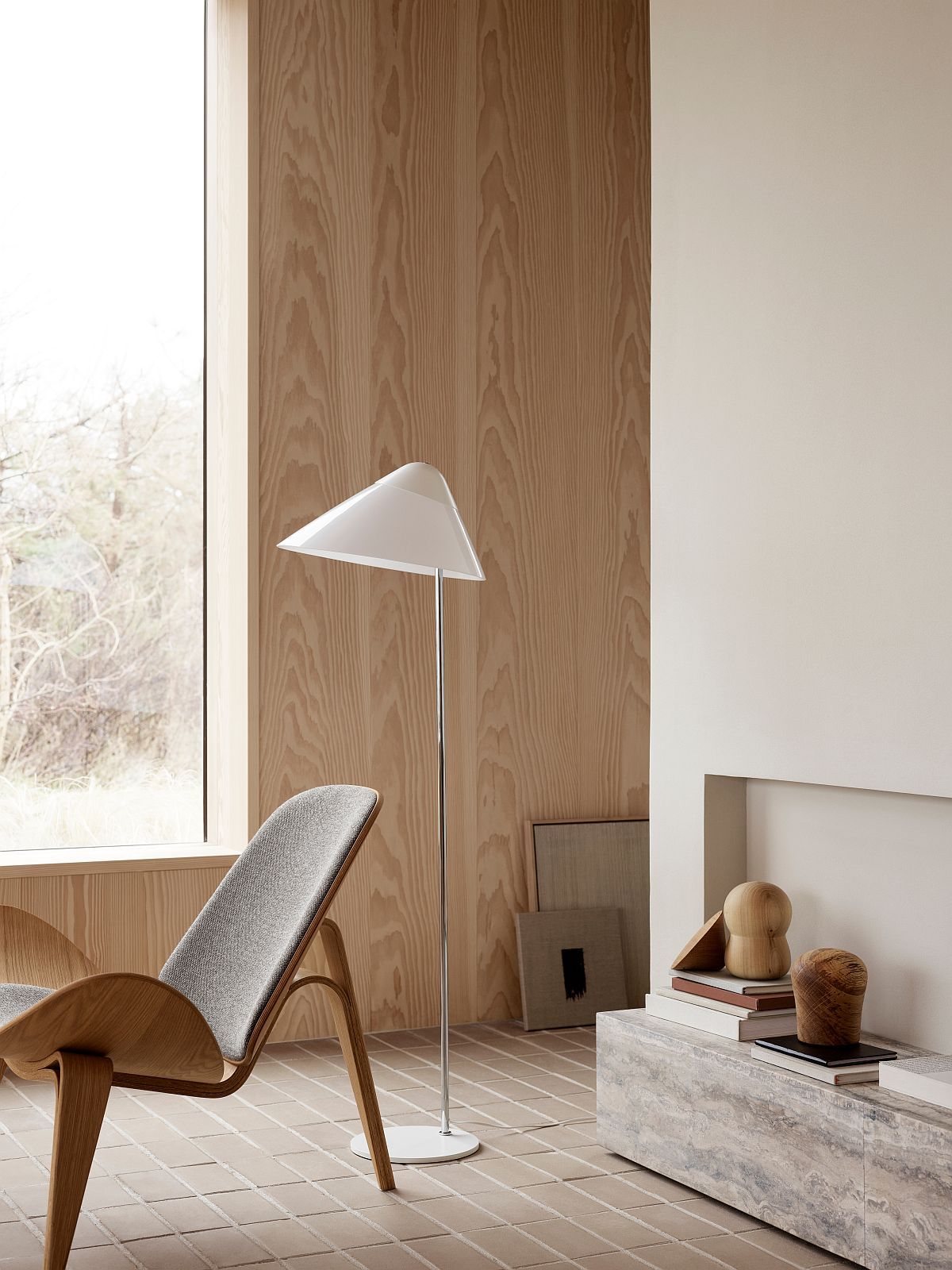 Helle HJW03 Opala Stehleuchte von Carl Hansen & Søn im modernen Wohnzimmer.