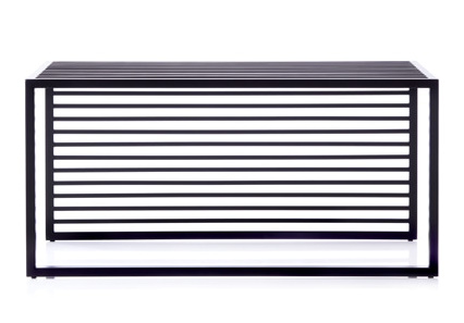 Schwarze Element Bench Bank von novoform mit horizontalen Streben und minimalistischem Design.