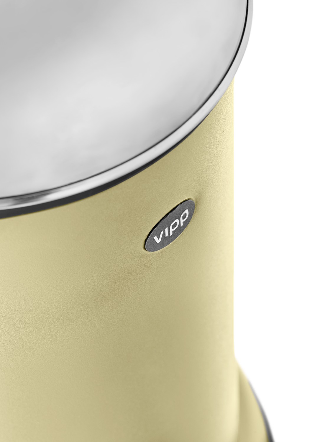 Detailaufnahme: Marie´s Yellow Vipp Treteimer Limited Edition mit Edelstahldeckel und Vipp Logo.