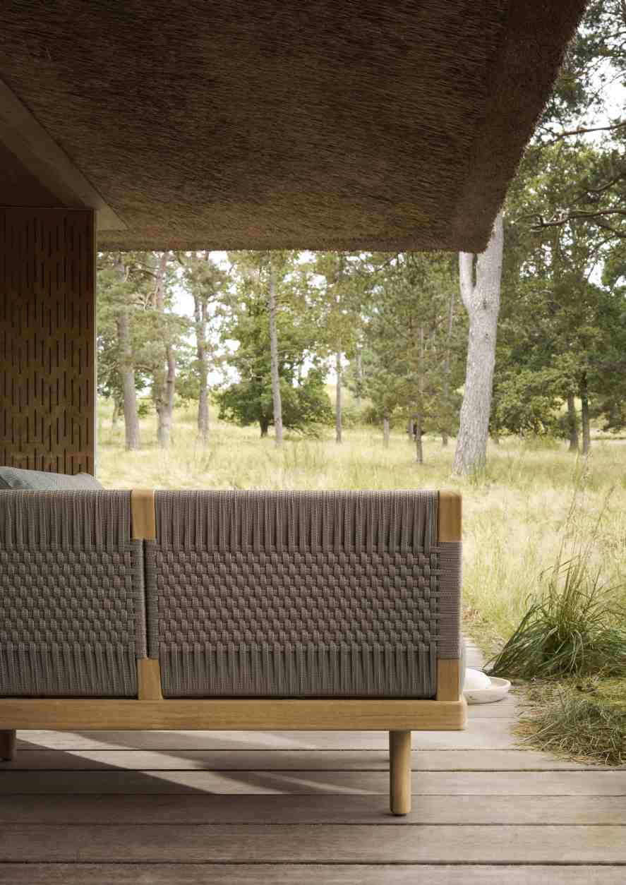 Carl Hansen & Søn Embrace Sofa Modul Outdoor mit Rücken- und Armlehne im Garten.