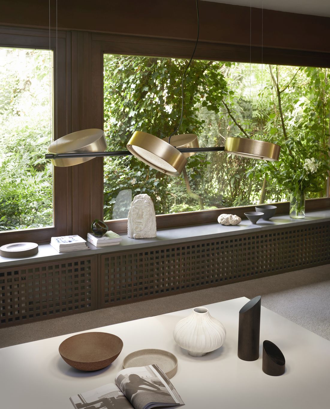 Berlin 823 Hängeleuchte von Oluce: Moderne Pendelleuchte mit drei goldenen Lampenschirmen.