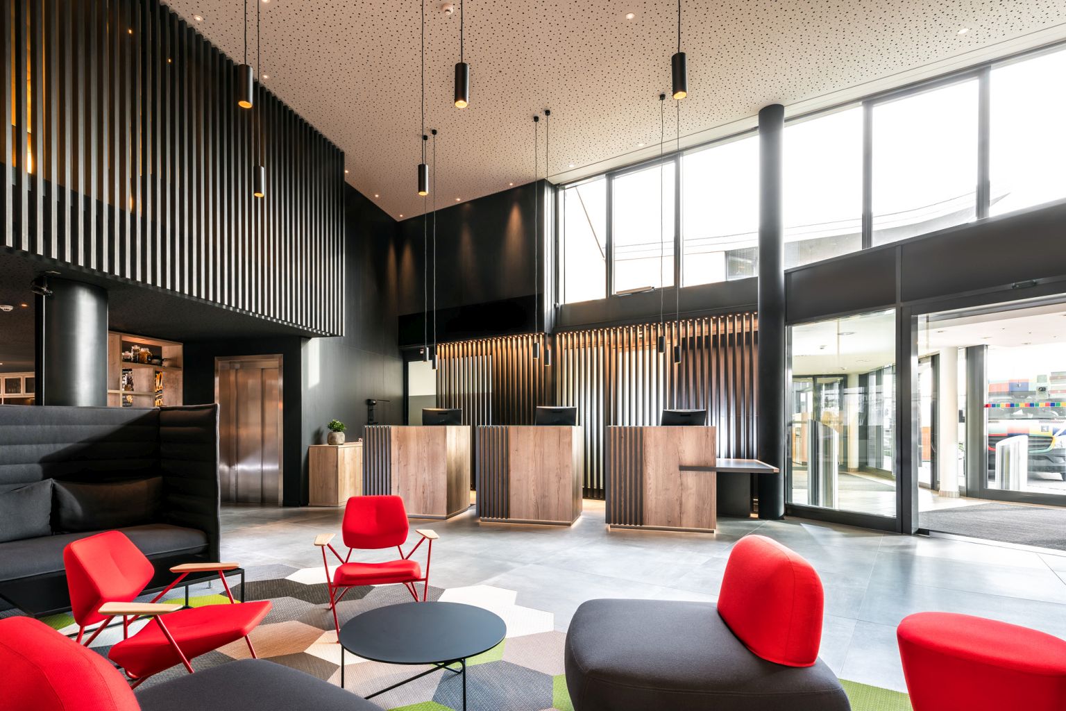 Schwarzer Polygon Beistelltisch von Prostoria, geeignet für drinnen und draußen, modernes Design.