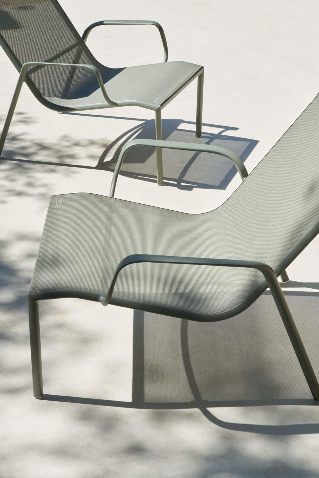 Nahaufnahme eines grauen Cadiz Lounge Sessels von Fermob für den Außenbereich.