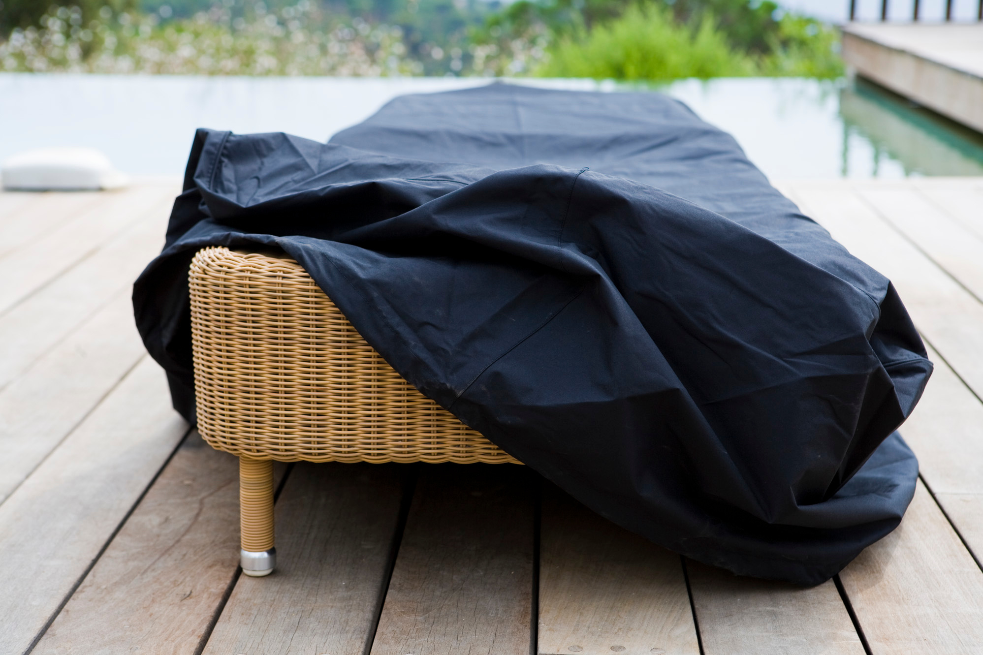Schwarze Schutzhülle für Cane-Line Outdoor Sofa, schützt Gartenmöbel vor Witterungseinflüssen und verlängert die Lebensdauer.