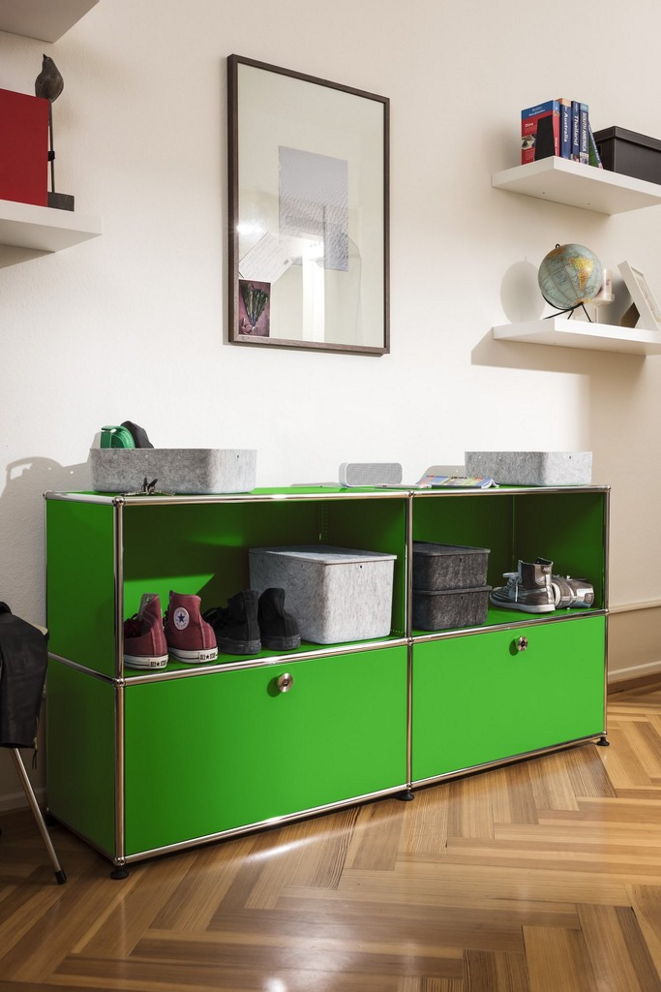 USM Haller Möbel in Grün mit hellgrauen Inos Boxen für stilvolle Aufbewahrung im Wohnraum.