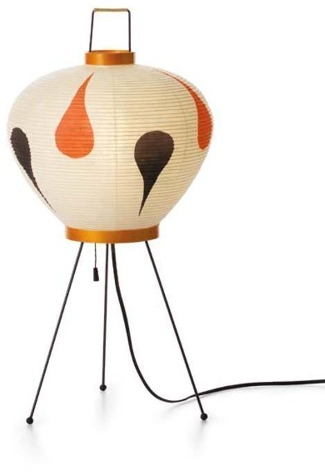 Akari Tischleuchte mit Papierlampenschirm und schwarzem Dreibein-Gestell. Design Lampe für Wohnzimmer.