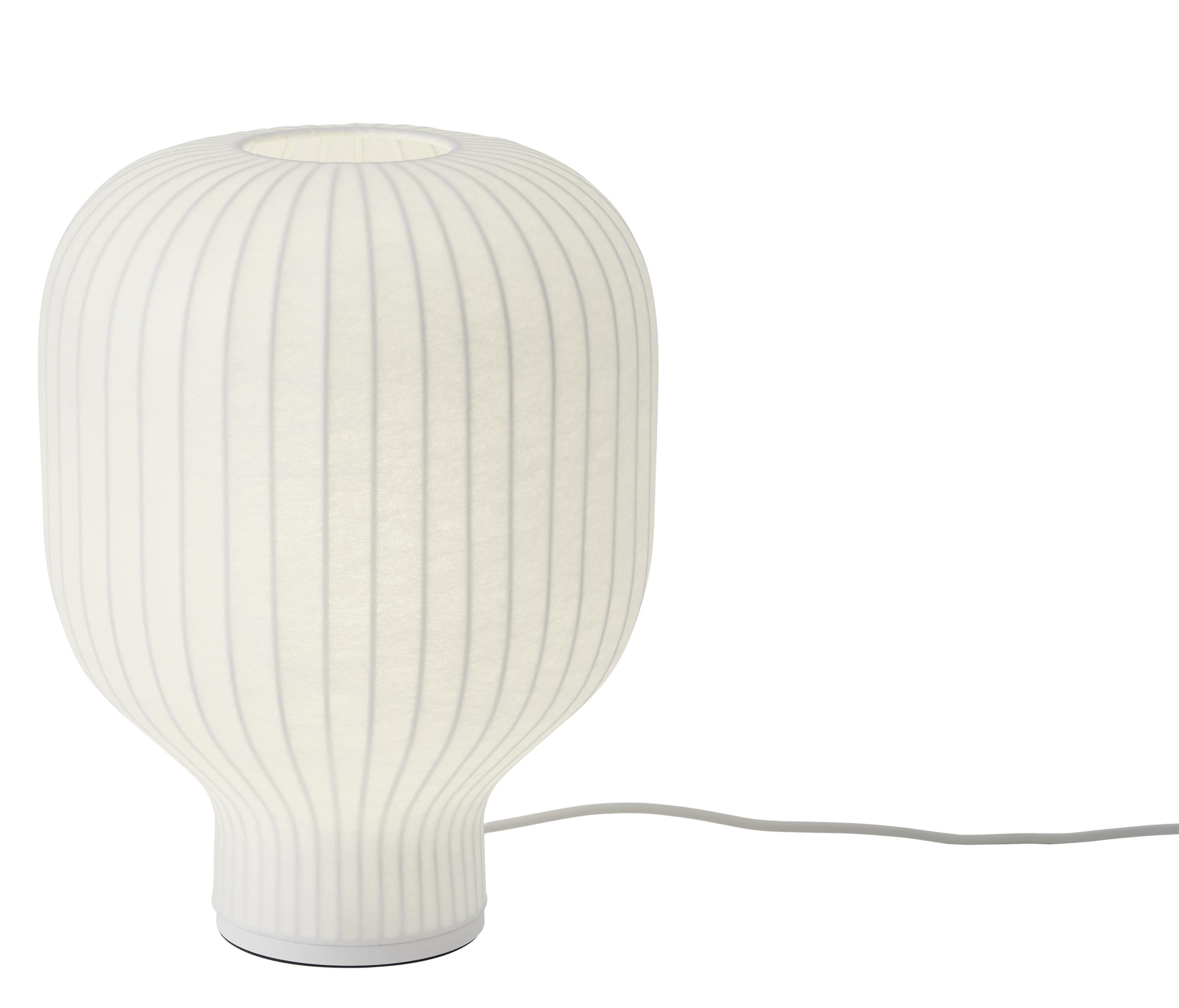 Weiße Muuto Strand Tischleuchte mit geripptem Lampenschirm für stimmungsvolle Beleuchtung im Wohnraum.