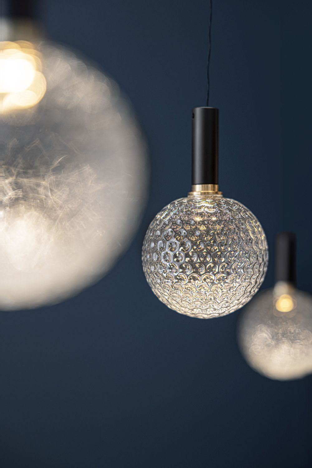 Nahaufnahme der Par 18 Chandelier Hängeleuchte von Catellani & Smith mit strukturierten Glaskugeln.