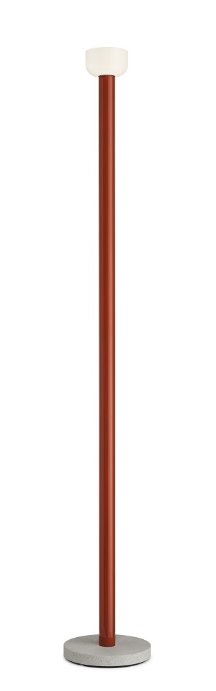 Bellhop Stehleuchte von Flos in Terrakotta mit grauem Fuß und weißem Lampenschirm.