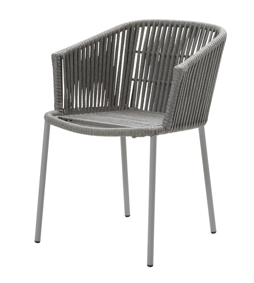 Grauer Cane-Line Moments Sessel mit Armlehnen und Seilgeflecht für Garten und Terrasse.