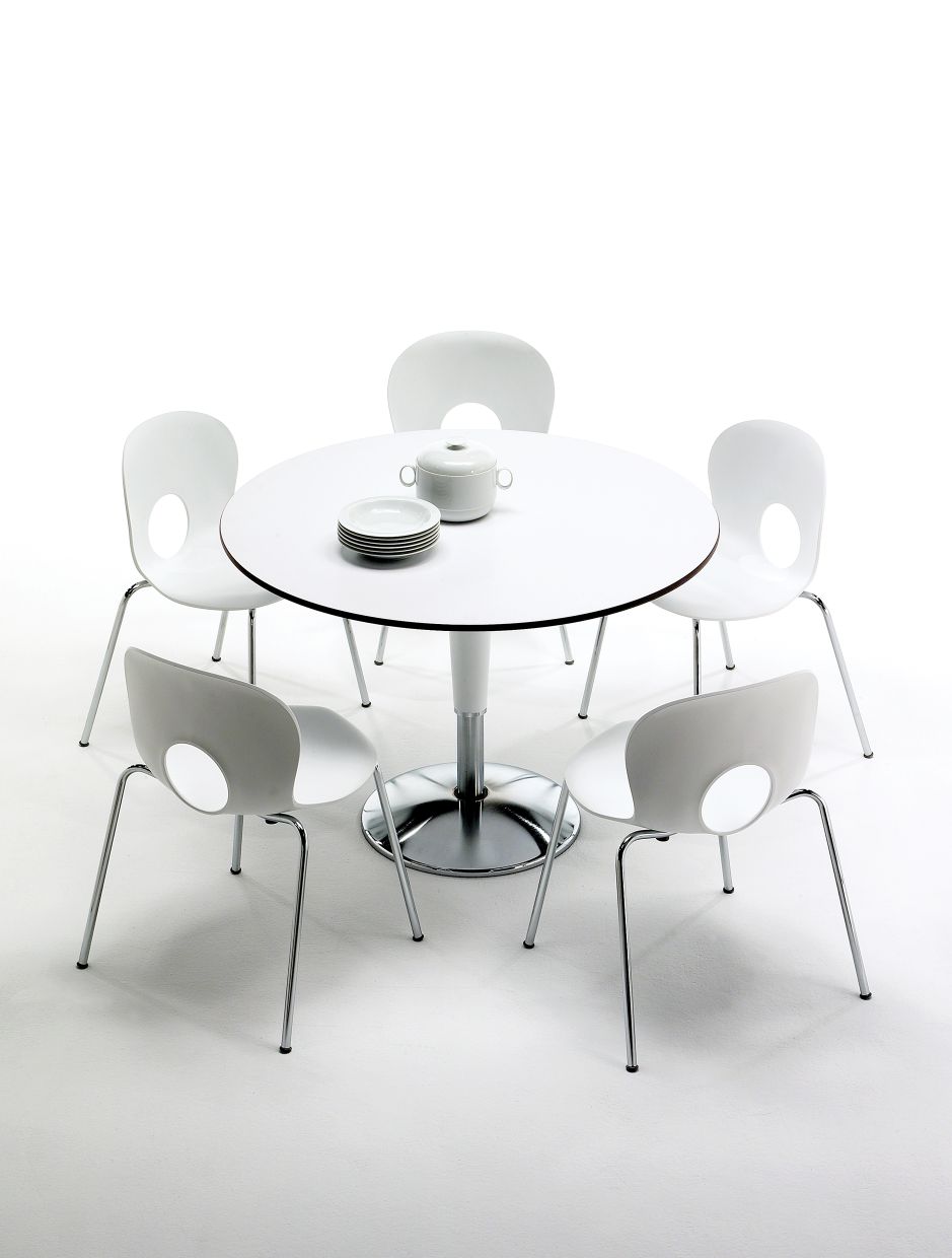 Zanziplano Tisch von Rexite, runder Esstisch mit weißen Stühlen und Geschirr auf weißem Hintergrund.