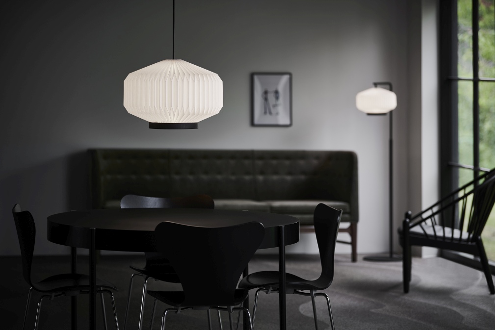 Shibui Pendelleuchte von Le Klint, Hängeleuchte aus Papier über Esstisch im modernen Interieur.