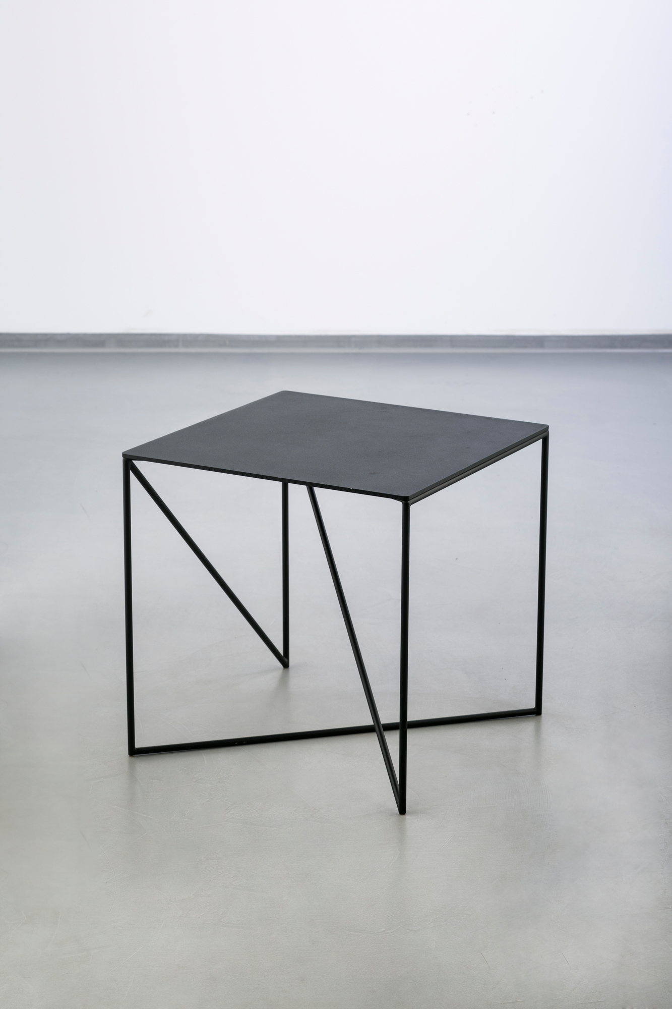 DOT Beistelltisch von Grupa, schwarzer, quadratischer Tisch mit minimalistischem Design und filigranem Metallgestell.