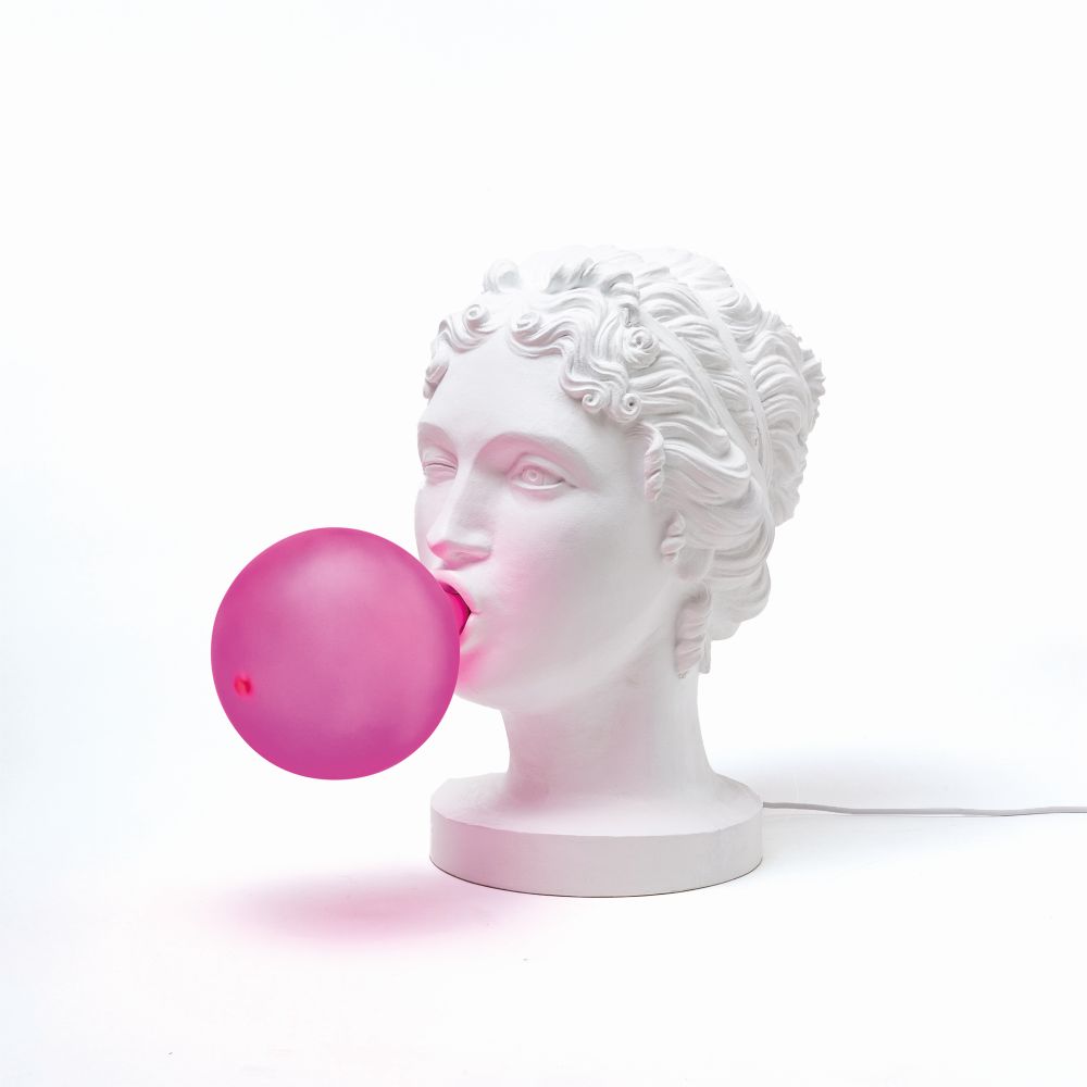 Grace Lamp Tischleuchte von Seletti: Weiße Büste mit pinker Kaugummi-Blase als Lampe.