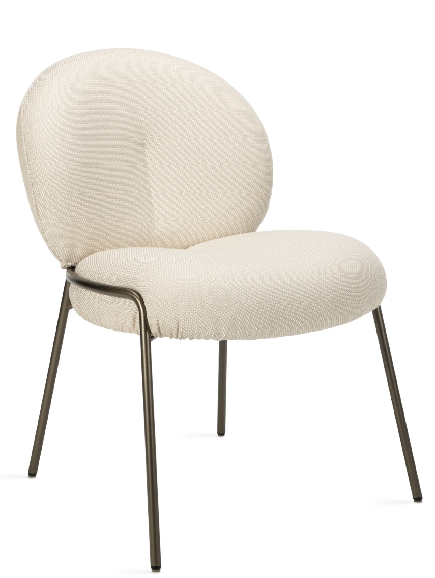 Nana Outdoor Stuhl von Freifrau Manufaktur: Moderner Sessel mit beigem Stoffbezug und Metallgestell.