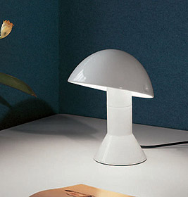 Grüne Elmetto Tischleuchte von Martinelli Luce: Design Lampe für Nachttisch und Schreibtisch.