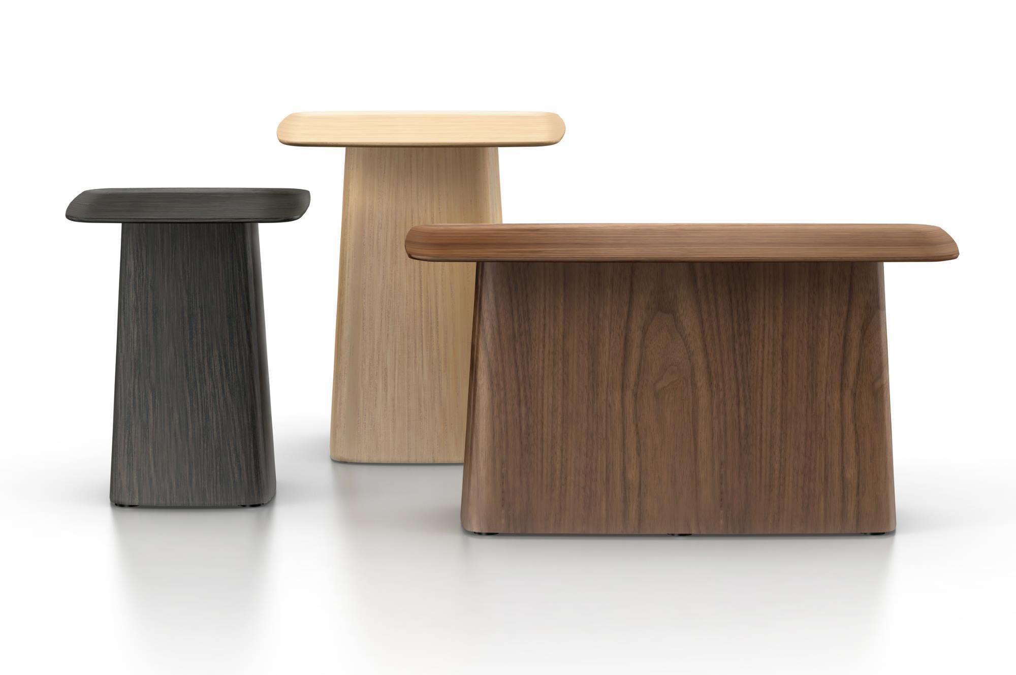 Drei Wooden Side Table Beistelltische von Vitra in Walnuss, Esche hell und Esche dunkel.