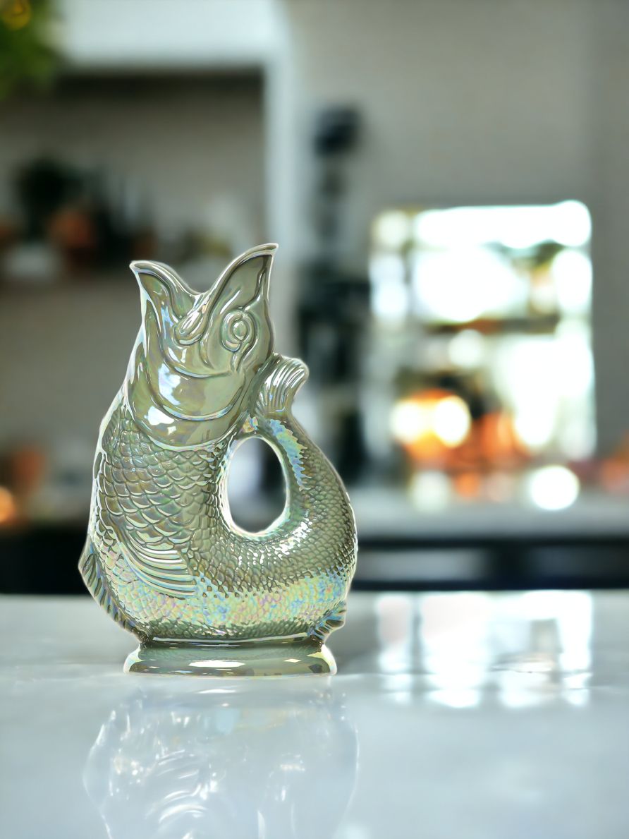Gluckigluck Karaffe in Salbei-Lüster: Keramik-Wasserkrug in Fischform mit schimmerndem Finish. Dekorative Tischdeko.