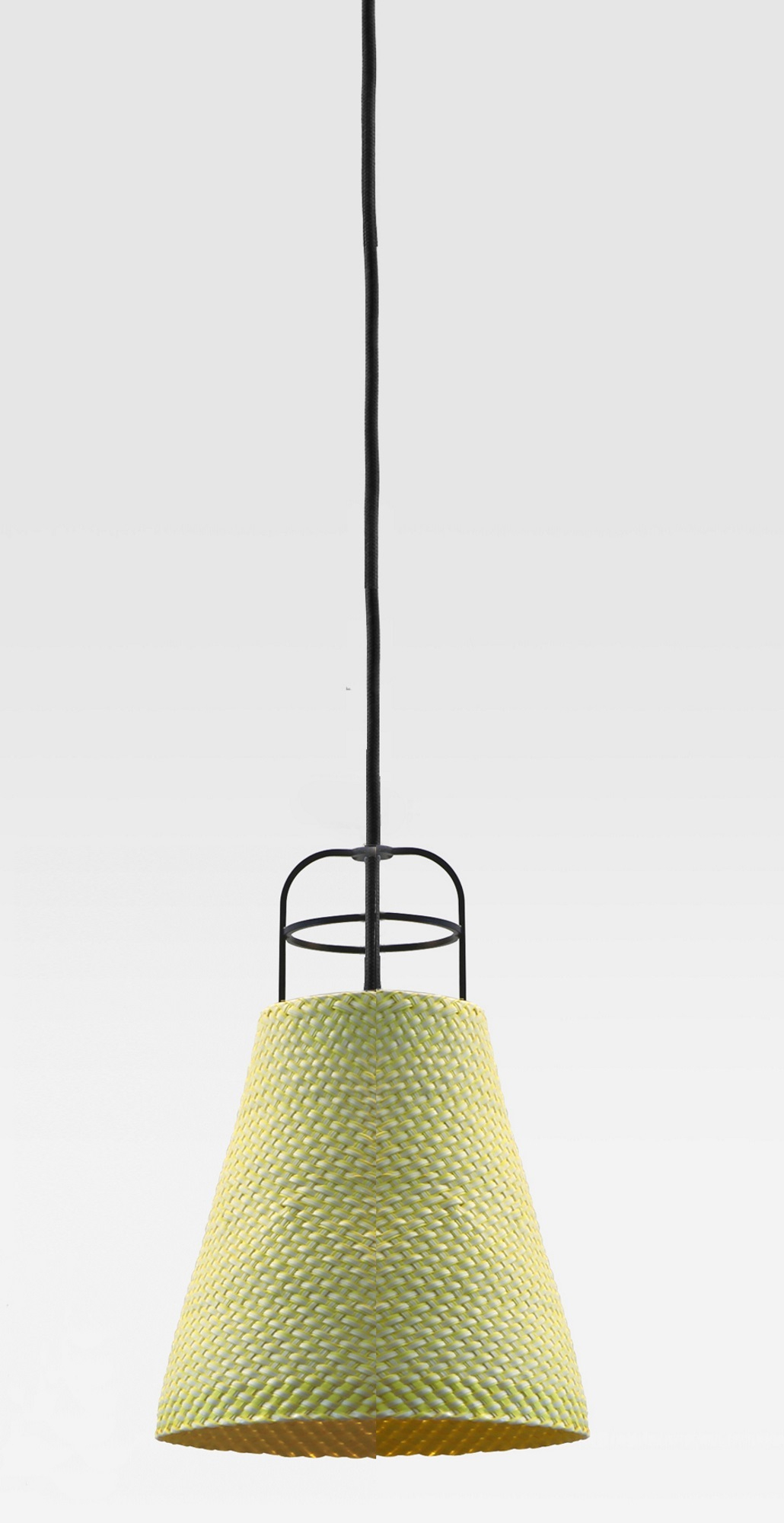 Sarn Lamp Pendelleuchte: Handgefertigte Hängelampe aus geflochtenem Material in Gelb, modernes Design für Wohnzimmer und Esszimmer.