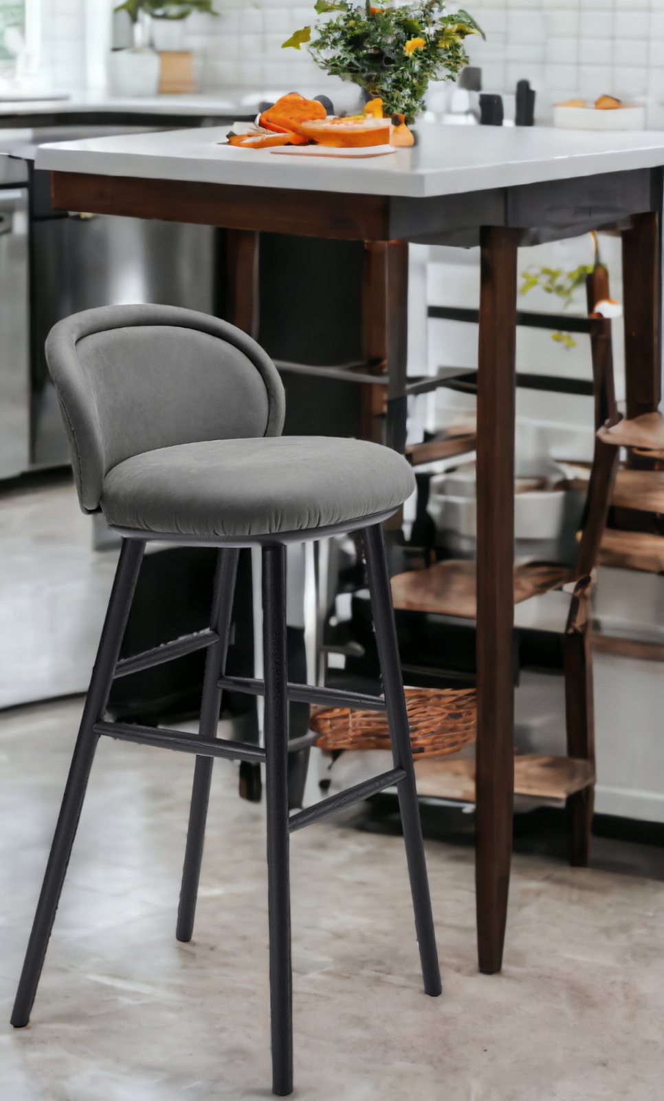 Grauer Ona Barstool Barhocker mit Rückenlehne und schwarzem Gestell in moderner Küche.