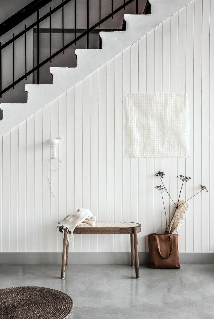 Pal Bank Eiche geräuchert: Geräucherte Eichenbank mit Rattan-Sitz im minimalistischen Interieur. Skandinavisches Design.