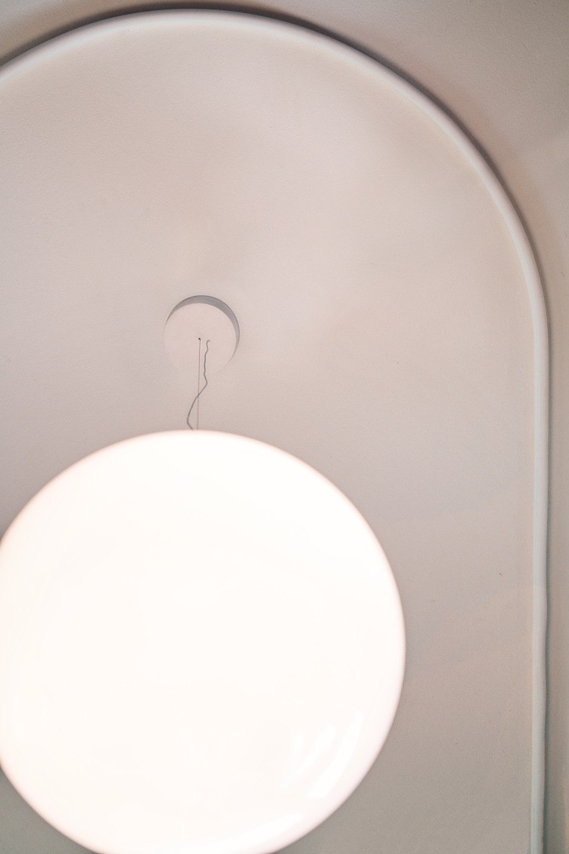 Weiße My Sphere Pendelleuchte von Flos, modernes Design für Wohnzimmer und Esszimmer.