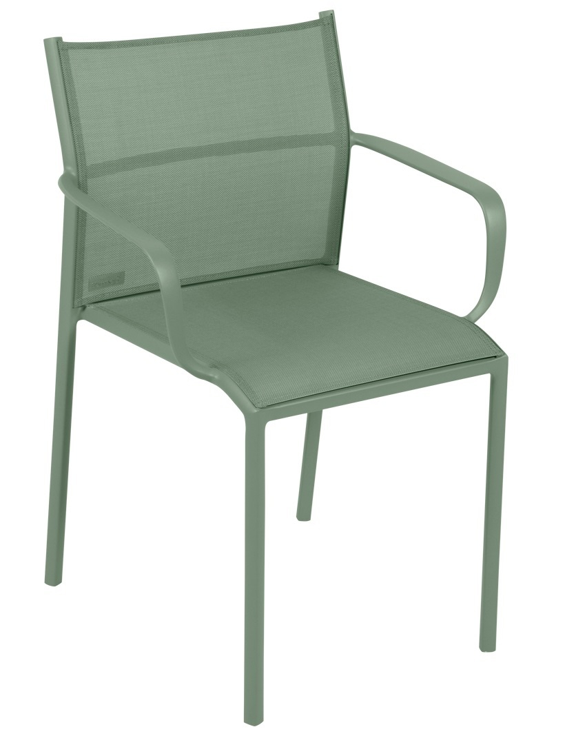 Cadiz Stuhl von Fermob, ein grüner Outdoor-Stuhl mit Armlehnen und Textilbespannung.