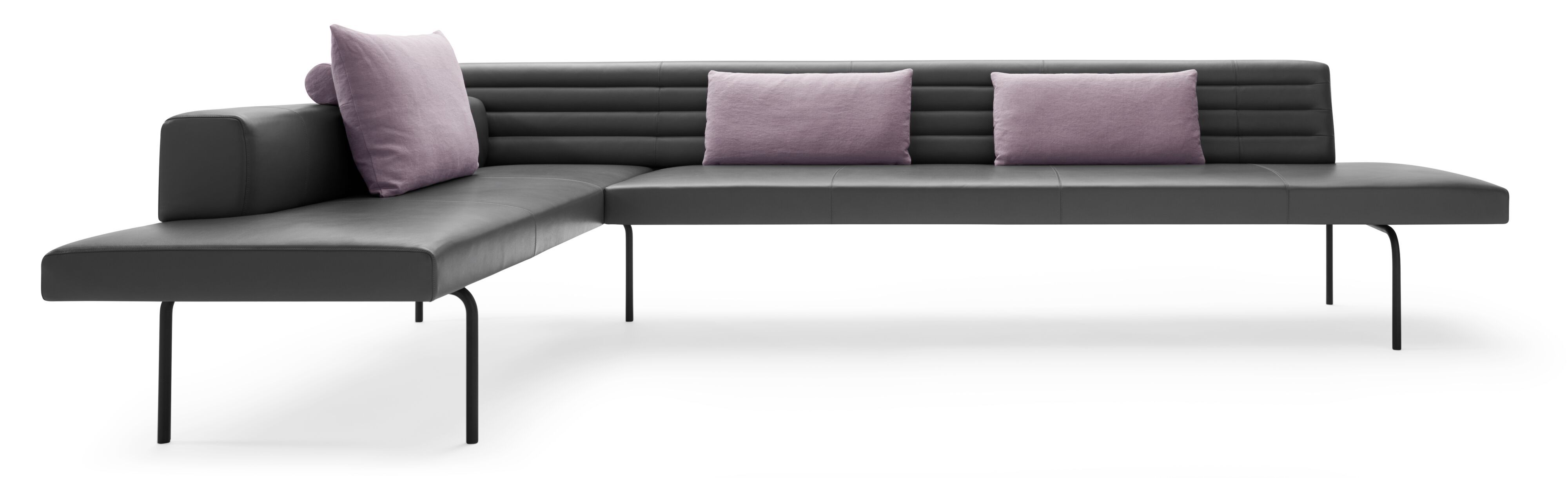 Ison Eckbank von Walter Knoll, freistehend, in grauem Leder mit lila Kissen.