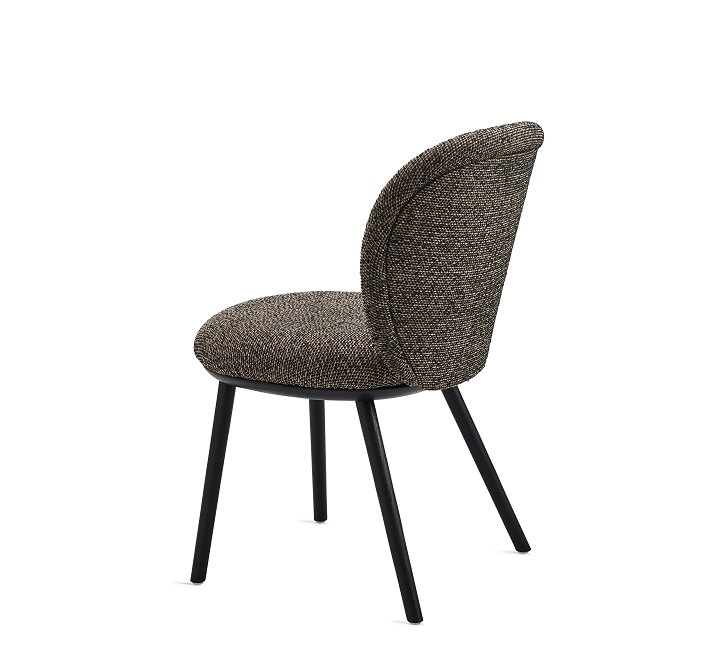 Ona Stuhl von Freifrau Manufaktur, gepolsterter Esszimmerstuhl mit braunem Stoffbezug und schwarzen Beinen.