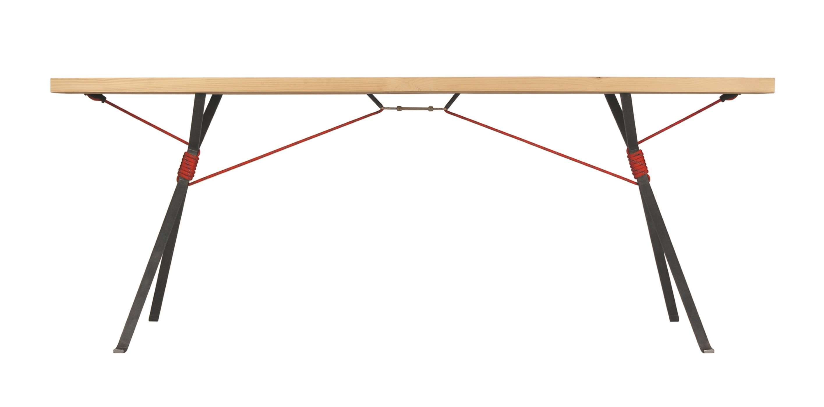 Kampenwand Tisch von Moormann: Moderner Holztisch mit roter Seilkonstruktion und schwarzen Metallbeinen.
