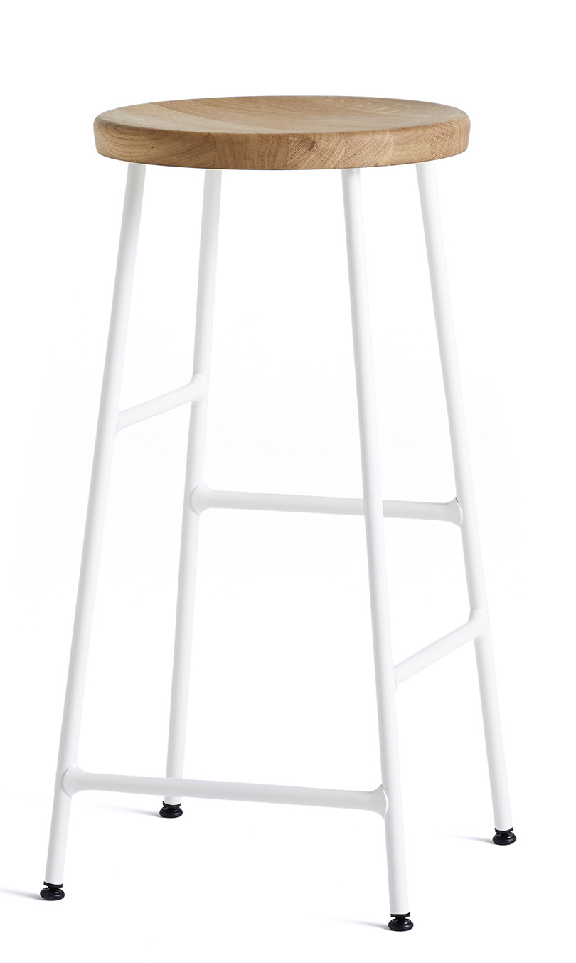 Cornet Bar Stool Low: Cremeweißer Barhocker mit geölter Eichenholz-Sitzfläche und Stahlgestell. Moderner Hocker für Küche und Bar.