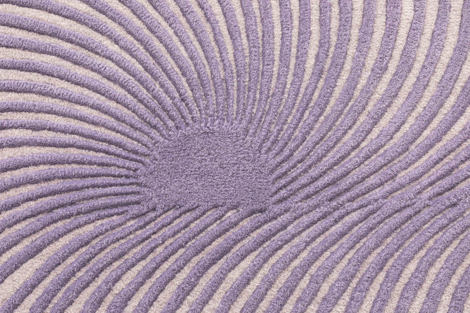 Detailaufnahme des Giro Rug Teppichs von Gan, lila Muster auf beigem Grund, moderner Teppich.