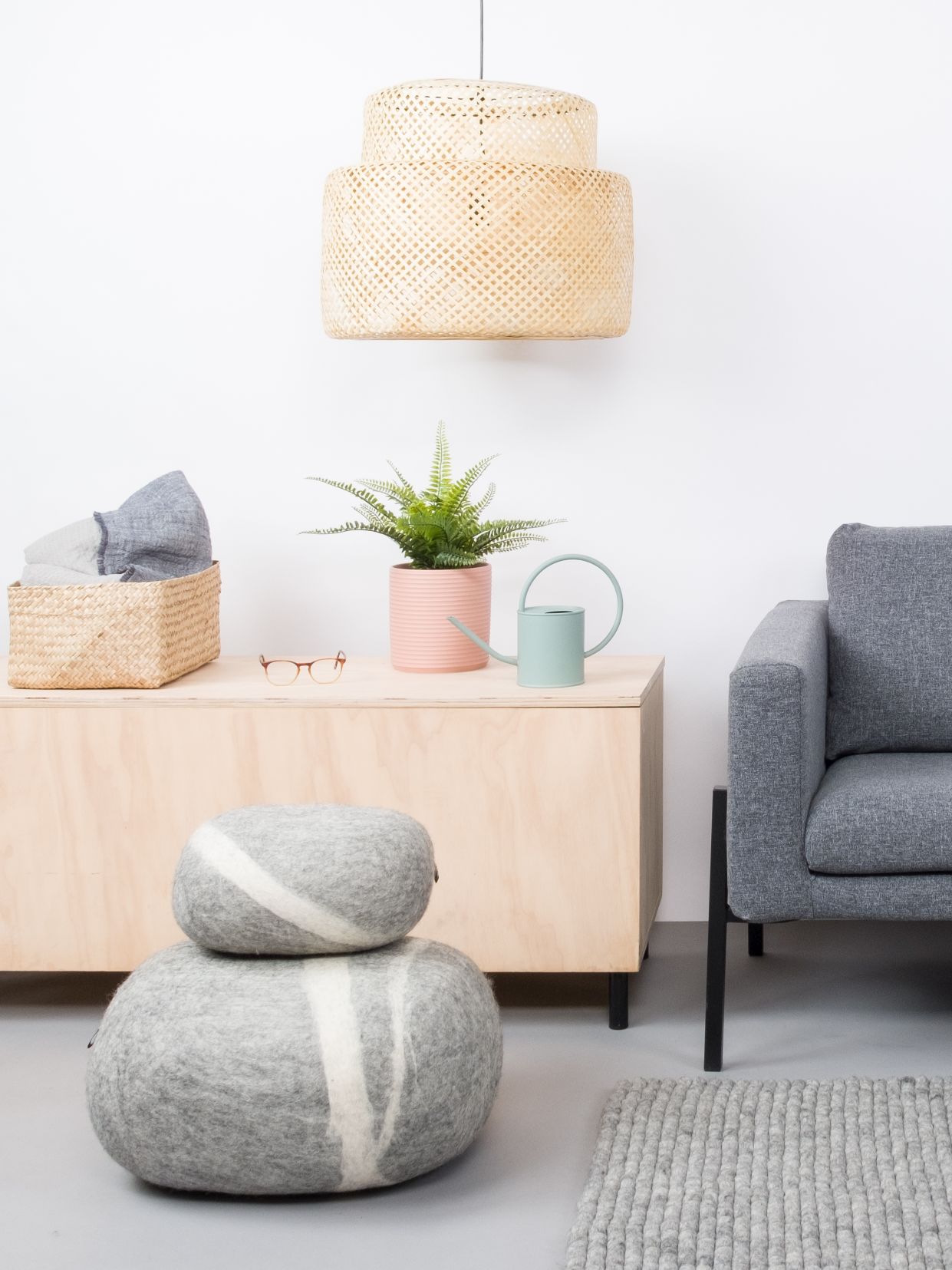 Grauer Filz Kieselstein Hocker von myfelt, 3XL, als Sitzgelegenheit im Wohnzimmer.