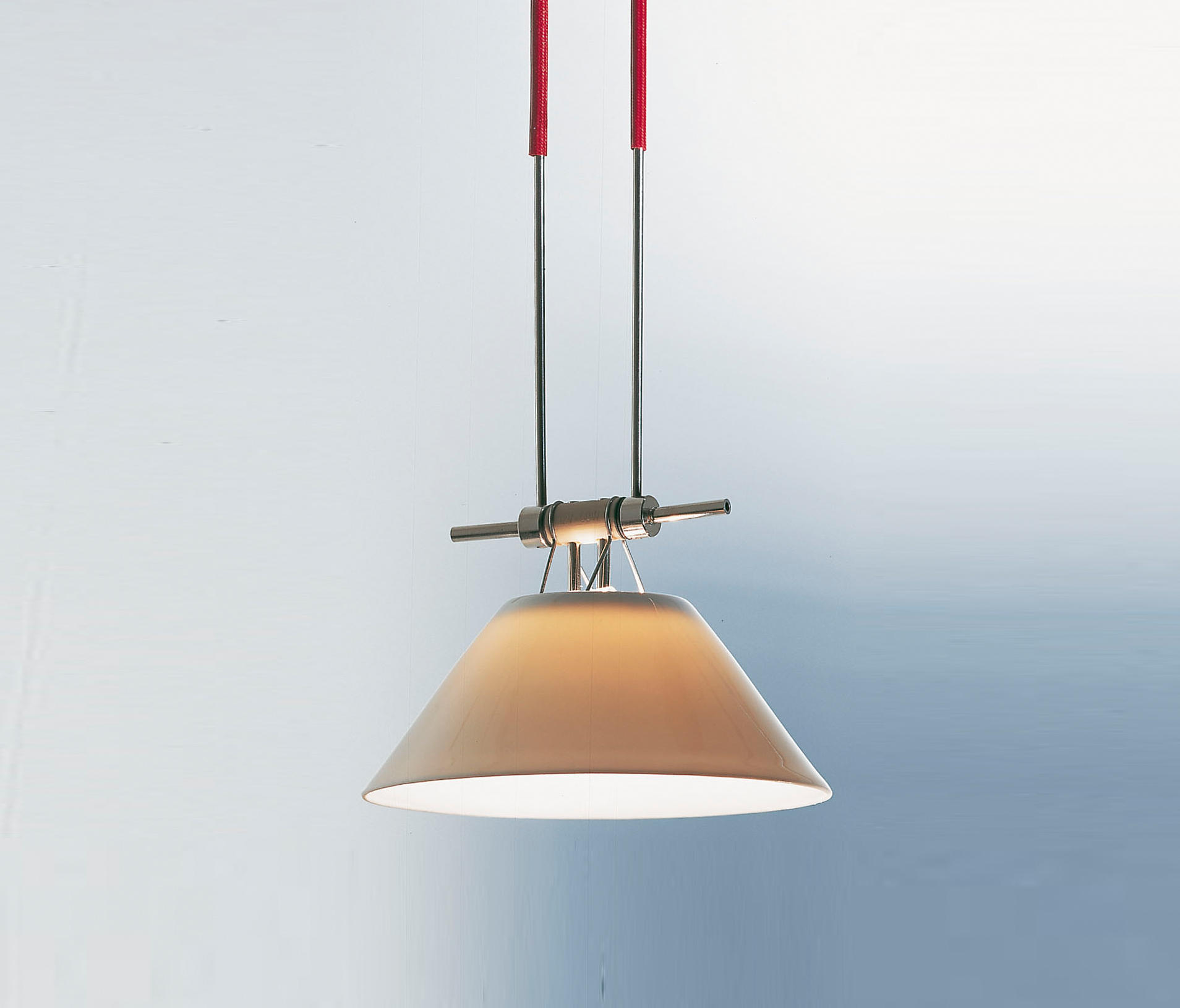 YAYAHO Element 4 von Ingo Maurer Pendelleuchte mit konischem Lampenschirm und roter Aufhängung.